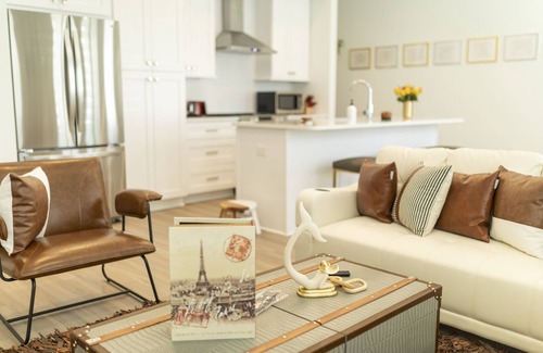 Woodstock Casa | Downtown Woodstock - Open Concept and Natural light- Metro Atlanta Townhome