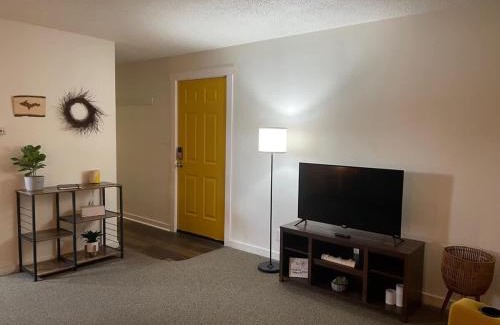 Ironwood Casa | Downtown Yellow Room at Villages on Aurora