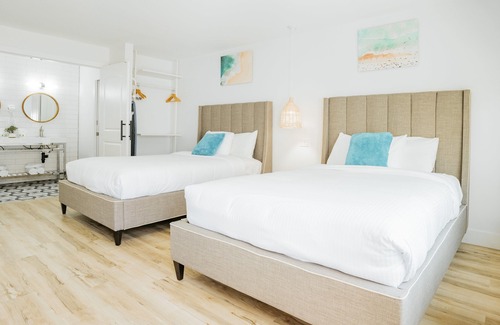 Belmont Shore Hotel | DQQ - Deluxe Double Room, 2 Queen Beds, Non Smoking
