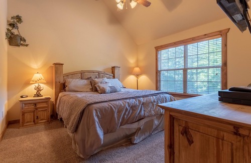 Branson West Cabina | Dragan's Den 2 Bedroom Cabin by RedAwning