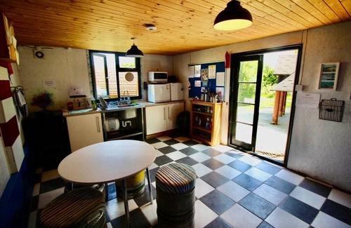 Dwyran Cabina | Dragon's Den Glamping Retreat