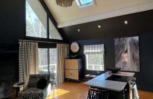 Manchester Center Cabina | Dragonfly Cottage -Luxurious Mountain View A-Frame -quiet street close to town.