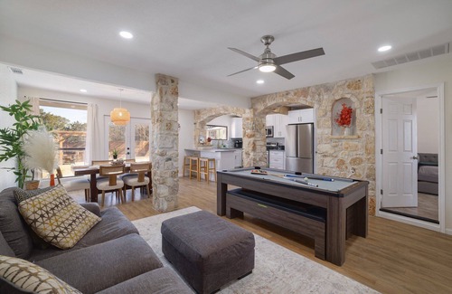 Leander Casa | Dragonfly Escape - Pool, Pickleball, Gym Sleeps 20 - Family Entertainment Space