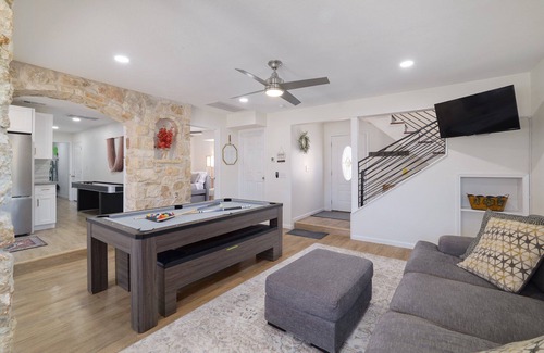 Leander Casa | Dragonfly Escape - Pool, Pickleball, Gym Sleeps 20 - Family Entertainment Space