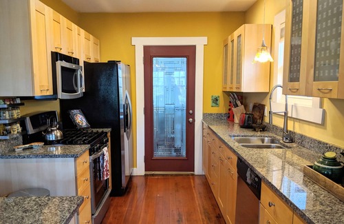 Kenton Casa | Dragonfly House-One Bedroom Craftsman en Trendy Kenton