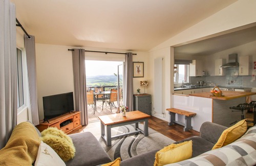 Halfway House Cabaña | DRAGONFLY LODGE, pet friendly, with a garden in Minsterley
