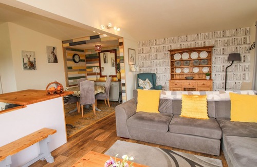 Halfway House Cabaña | DRAGONFLY LODGE, pet friendly, with a garden in Minsterley