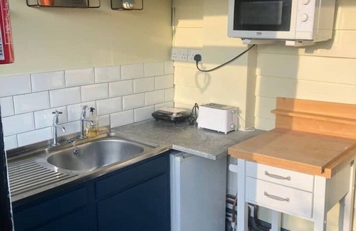 Beccles Alquiler De RV | Dragonfly- Luxury Shepherds Hut in Stunning Meadow