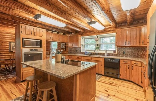 Camden County Cama Y Desayuno | Dragonfly Meadows Log Cabin