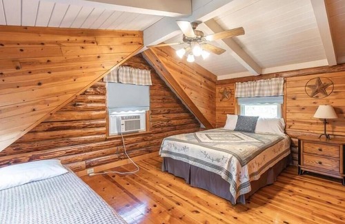 Camden County Cama Y Desayuno | Dragonfly Meadows Log Cabin