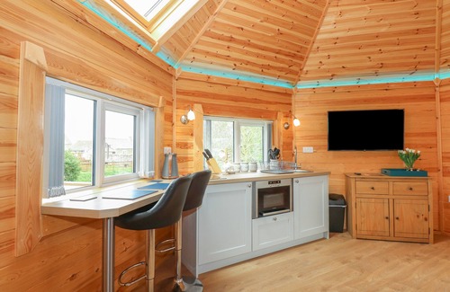 Pentney Cabaña | DRAGONFLY RETREAT, romantic, with hot tub in Upper Marham
