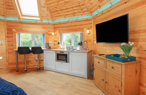 Pentney Cabaña | DRAGONFLY RETREAT, romantic, with hot tub in Upper Marham