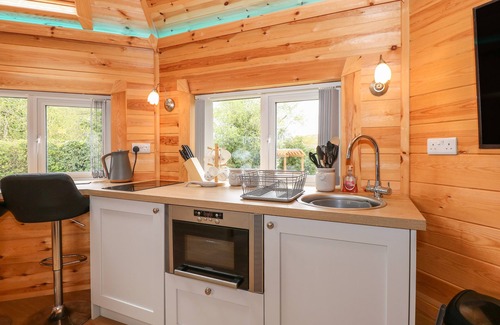 Pentney Cabaña | DRAGONFLY RETREAT, romantic, with hot tub in Upper Marham