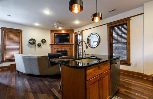 Dubuque Apartamento | Drake House-The Loft: 2 habitaciones ideales para familias grandes o grupos