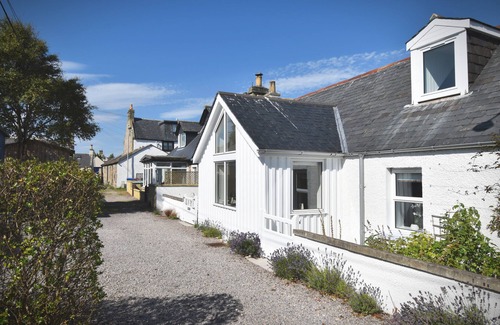 Findhorn Cabaña | Dram Cottage, Findhorn Bay - sleeps 6 guests in 3 bedrooms