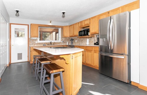 Jasper East Casa | Dream 4-Br 4-Ba | Private Pool & Hot Tub | 2-min DRIVE to Jasper National Park