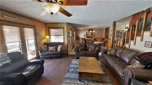 Red River Casa | Dream Catcher - Pet Friendly - On the River - WiFi - Satellite - Washer - Dryer - Wood Burning Fireplace - Fire Pit