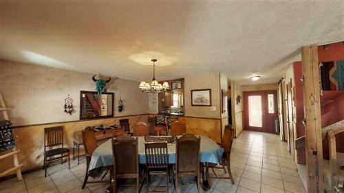 Red River Casa | Dream Catcher - Pet Friendly - On the River - WiFi - Satellite - Washer - Dryer - Wood Burning Fireplace - Fire Pit