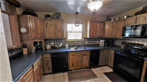 Red River Casa | Dream Catcher - Pet Friendly - On the River - WiFi - Satellite - Washer - Dryer - Wood Burning Fireplace - Fire Pit