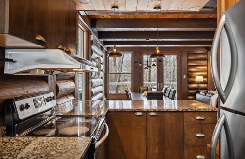 Lac-Superieur Chalet De Esquí | Dream Chalet with Spa & Fireplace – Lake Access, Pool & Sports Courts Included