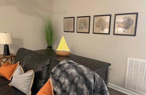 Western Branch North Apartamento | Dream Haven - 2BR/2BA - free parking on premises.