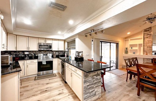 Palm Harbor Villa | Dream Home W PebbleTec Pool