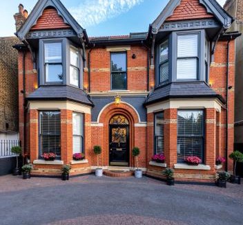 Ealing Casa | Dream House London with gym, cinema and housekeeper