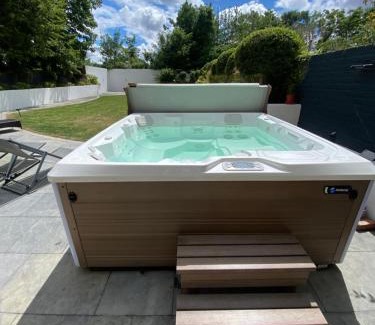 Ealing Casa | Dream House London with gym, cinema and housekeeper