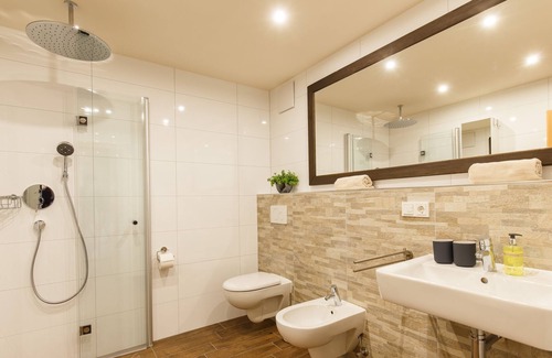 Sankt Valentin Apartamento | Ubicación de ensueño en Ruhpolding con terraza en el estanque de natación