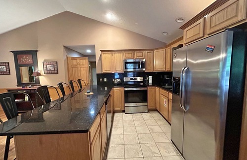 Almond Cabina | Dream on a Stream- Large Rental Cabin near Fontana Lake
