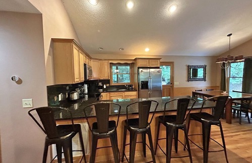 Almond Cabina | Dream on a Stream- Large Rental Cabin near Fontana Lake