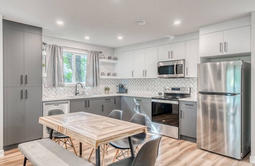 Crescent Heights Apartamento | Dream Spot-HOT TUB close to Dtown, 10 min to the Airport, tons of Food Options!