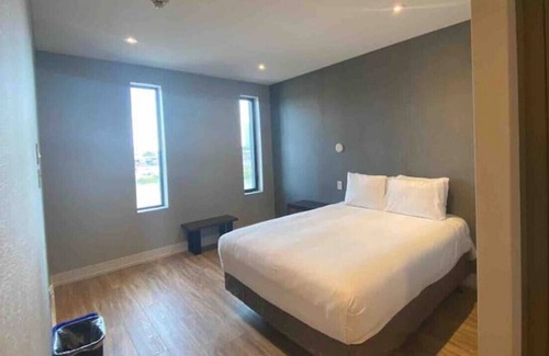 Northeast Mississauga Casa | (12) Dream Suites Toronto Pearson Nap Room