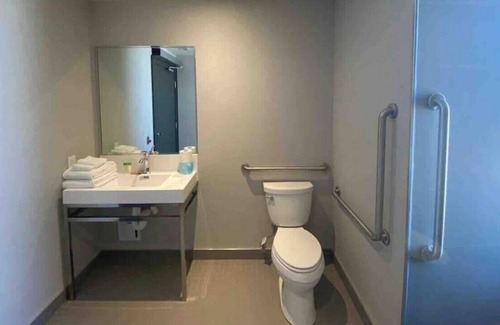 Northeast Mississauga Casa | (12) Dream Suites Toronto Pearson Nap Room
