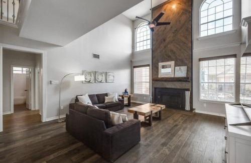 Plano Casa | Dream Vacay in Central Plano - Pool & Grill