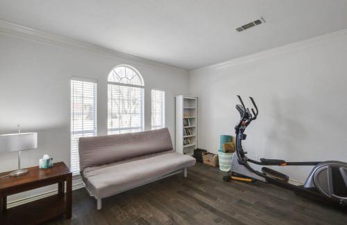 Plano Casa | Dream Vacay in Central Plano - Pool & Grill