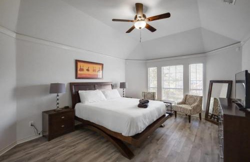Plano Casa | Dream Vacay in Central Plano - Pool & Grill
