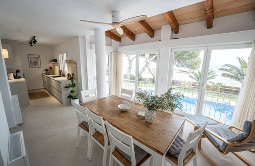 Costa Dorada Villa | 🌊 Villa junto al mar con impresionantes vistas y piscina – para 2 a 8 personas