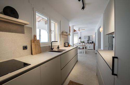 Costa Dorada Villa | 🌊 Villa junto al mar con impresionantes vistas y piscina – para 2 a 8 personas