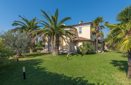Mali Maj Villa | Villa de ensueño con gran piscina, a 800 metros del mar.