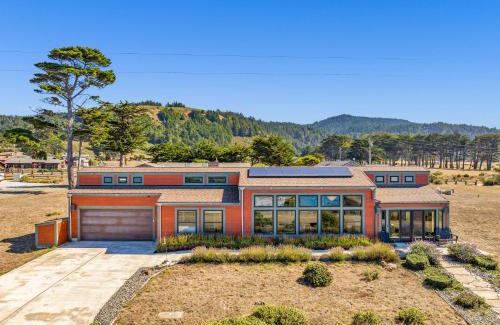 Manchester Casa | Dream Weaver House with Hot Tub and Ocean View!