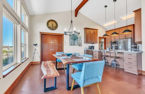 Manchester Casa | Dream Weaver House with Hot Tub and Ocean View!