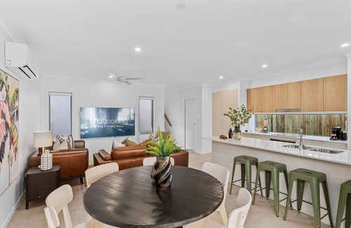 Oxenford Casa | Dream World Escape 4BR Oxenford - Pool, Gym BBQ