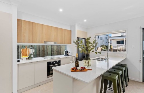 Oxenford Casa | Dream World Escape 4BR Oxenford - Pool, Gym BBQ