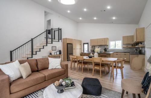 Bella Vista Casa | Dreamcatcher NEW Modern Retreat Near Trails Lakes Golf