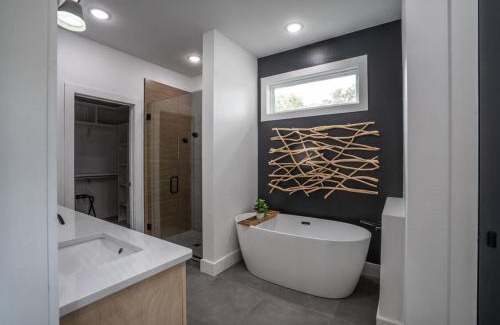 Bella Vista Casa | Dreamcatcher NEW Modern Retreat Near Trails Lakes Golf