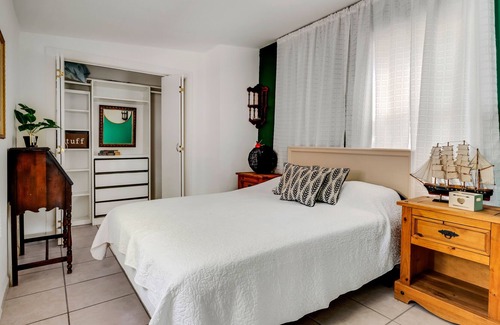 Riverside Park Casa | Dreaming Of The Tropics! Hemingway House With Additional Guest House 2 Bedroom Home by Redawning