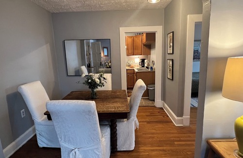 Winchester Apartamento | Dreamweaver — 1BR 1BA just two blocks from the downtown walking mall