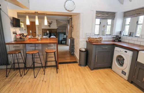 Crigglestone Cabaña | DREAMWOOD COTTAGE, pet friendly, with hot tub in Newmillerdam