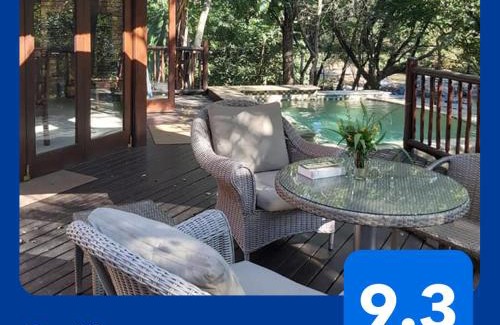 Hazyview Villa | Dreamy 3 bedroom villa on the edge of the Sabie River in Kruger Park Lodge